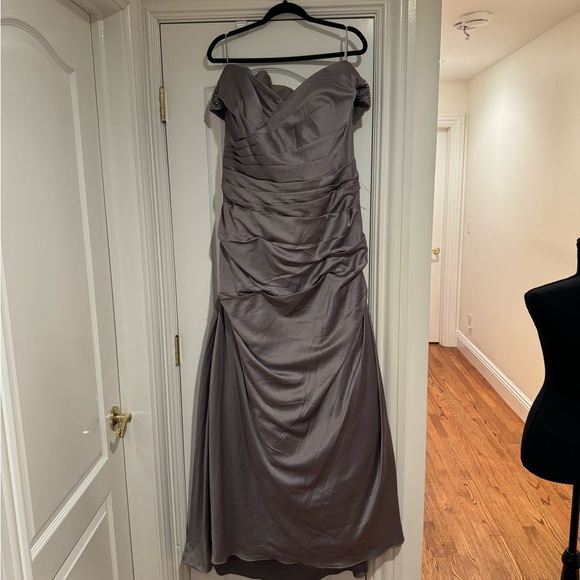 NWT La Femme Pleated‎ Satin Evening Gown Wedding Formal Special Occasion - Picture 3 of 8